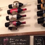 ゴーストスープ - 壁にはワインがきれいに飾られています。