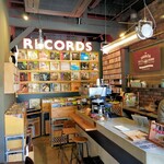 DAVADA COFFEE&RECORDS - 店内は清潔な整理された中古レコードがいっぱい