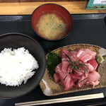 ふじやす食堂 - 魚屋のマグロぶつ切り定食@968円