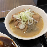 わ楽 - もつ煮込み　小鉢でサービス　重ねてすみません