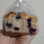 手作りマフィン レフィーユ - ベイクドチーズケーキ横から