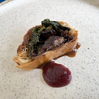 アグリスケープ - ほうれん草と地鶏の煮込みのパイ包み ビーツのソース