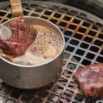 近江うし焼肉 にくTATSU - ハラミにオリジナルバター醤油をつけて