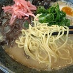 Tonkotsu Menya Hino Kuni - 火の国しおラーメン（白、きくらげ追加）850円︰麺リフトアップ