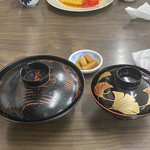 角屋食堂 - 蓋付きで配膳です