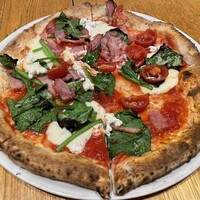 PIZZERIA　37 - ハム切れでベーコンになったほうれん草のピザ、ある意味レア