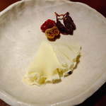 BAR Too - 今日のお通しは「フリルのようなチーズ」とドライフルーツ