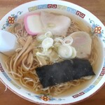 元祖十文字中華そば マルタマ - 中華そば(500円也) 秋田のラーメンには必須の麩ものってます！