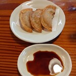 はなさき家 - 揚げ餃子は専用のタレで