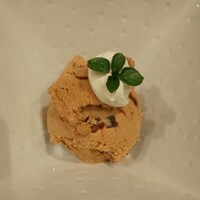 薪の音 - シンプルながら干し柿のブランデー漬けを練りこんだ絶妙の味わいのアイス！