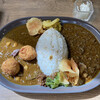 カレープラント - 左:鴨カレーにフェンネル風味ひと口チキンカツトッピング。右:鹿ゴボウカレー