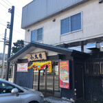 ラーメン小太郎 - 水源地通り沿い、老舗ラーメン店の風格を感じます。