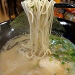 博多らーめん 一真 - 極細ストレート麺をリフト(^_^)v
