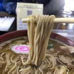 境屋食堂 - 温かいツユに浸っても、最後まで破綻しない細麺。
