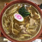 境屋食堂 - 豚バラと玉ねぎ、長ネギが入った、出汁が効き、比較的サラッとしたカレー汁。ほうれん草とナルトが載っています。