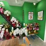 恋して!宇宙少年CAFE - グリーンの壁が印象的。花の量、すごい。