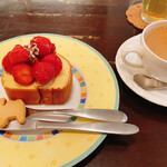 森のらくだ - 食後のミルクティーといちごロール