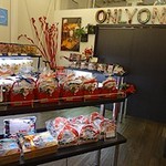 オンリーワン - 中央にはイベント用にラップされたラスクが陳列されています