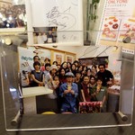 オンリーワン - レジの横には「コブクロ」さんや「はなわ」さんとの記念写真が飾られています