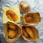 Boulangerie Queue - クリームパン、クリームドーナツ、竜田揚げサンド、コロッケパン、クロワッサン