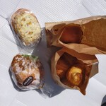 Boulangerie Queue - ツナコーンパン、竜田揚げサンド、コロッケパン、クロワッサン