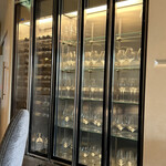 ナベノ-イズム - ワインとグラスの冷蔵庫