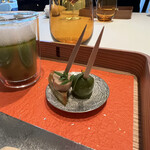 ナベノ-イズム - アーティチョークのフリットとフォアグラとホワイトチョコレートのガナッシュのピンチョス