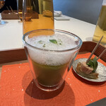 ナベノ-イズム - プティ・ポワとスナップエンドウのクリアヴルーテ、シャルトリューズ香るミントエキュームを浮かべて