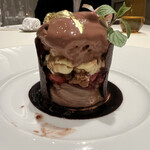 ナベノ-イズム - カシス香るフランボワーズのマリネとショコラクリネゾンのハーモニー　濃厚なプディングにゲランドの塩を効かせたグラスキャラメルサレを砕ける塔に忍ばせて