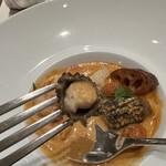 ナベノ-イズム - モリーユ茸に詰め物　海老のソースは、殻だけでなく身まで含めてソースにしているそうです。