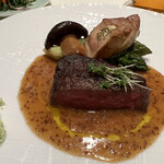 ナベノ-イズム - 国産牛フィレ肉とフランス産フォアグラ
      グリーンアスパラガスのロティ、コンテチーズと大黒しめじでエスコート、ナベノソース入り粒マスタードソース