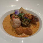 ナベノ-イズム - ブルターニュ産オマール海老のフランス産発酵バターポワレ　フレッシュモリーユ茸のファルシとグリーンアスパラガス、川端蓮根を素揚げとぺ・ド・ノンヌ・コラーリーヌと共に