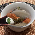 ナベノ-イズム - 奥井海生堂蔵囲い２年物極上利尻昆布のジュレとのアンサンブル、キャビアクリスタル、塩ウニ、ウォッカクリーム、おろしたて天城山葵をのせて