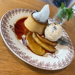 アトリエ パーチ - 焼きりんごを添えたプリン＋ラムレーズンのアイス