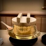 道人 - こちらもこの季節のスペシャル。御釜に一つは白米、一つは筍ご飯。5人で食べきってしまう勢い。