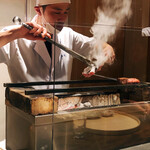 温石 - 黒ムツの皮目に炭をジュジュジュジュジューッ。無駄な脂が浮き上がります。この脂が曲者で、熱で変な臭みに変化。それを昆布出汁で洗い流します