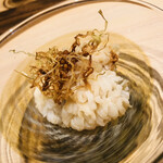 温石 - ハシリの鱧です。お出汁で湯引きしました。新玉ねぎの微塵切りとの相性も抜群。ただただため息の連続でした