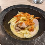 ラヴァンドール - 春キャベツとうちむらさき（巨大アサリ）のポシェ 温泉卵を添えて