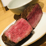 温石 - 知床牛の炭火焼き。形状からいつものシンシンではないなと思っていましたが、断面の筋肉繊維を見て内腿と確信。これが心地良い甘さ