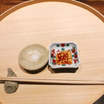 温石 - お造りの薬味。塩と加減酢です