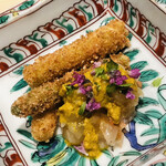 温石 - 奥はアスパラガスのおかき揚げ。おかきの塩味ですちょうど良い塩梅。手前は炭焼きしたレアの伊勢海老です。お出汁で温めた海老味噌をトッピング