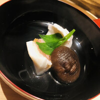 温石 - 蓮子鯛のお吸い物。身が甘い。緑は焼津の浜に自生しているつる菜です。スタッフさんが探し回ってようやく自摘みされました。シャキッとした食感と地産地消ですもてなそうとされる努力に感謝