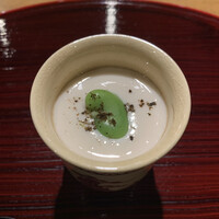 おかもと - 河豚白子のソースが掛かった、白魚＆蓮根の茶碗蒸し。
                    これ、美味しい〜！