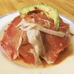 魚介イタリアン&チーズ UMIバル - 切り落とし生ハムとアボカドのグリーンサラダ