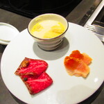 北海道焼肉 北うし - 【前菜】フォアグラの茶碗蒸し・ミノ昆布〆・ 自家製カラスミ添え