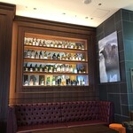 ウルフギャング・ステーキハウス シグニチャー - ウェイティングエリアのウイスキーラウンジ