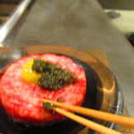 北海道焼肉 北うし - びえい和牛サーロイン使用・とろけるユッケの美深産キャビアのせ