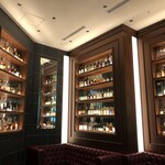 ウルフギャング・ステーキハウス シグニチャー - ウェイティングエリアのウイスキーラウンジ