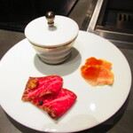 北海道焼肉 北うし - 【前菜】フォアグラの茶碗蒸し・ミノ昆布〆・ 自家製カラスミ添え