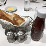 ウルフギャング・ステーキハウス シグニチャー - テーブル上のブレッド＋バター、岩塩ミルと胡椒ミル、ウルフギャング・オールドファッションドソース